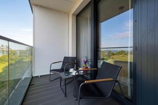 Beżowy Apartament w Mielnie z Widokiem na Jezioro, Parkingiem i Basenem Sezonowym by Noclegi Renters - 6