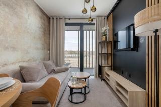 Beżowy Apartament w Mielnie z Widokiem na Jezioro, Parkingiem i Basenem Sezonowym by Noclegi Renters - 5