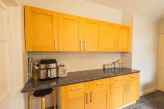 Cozy Home Close to Queens Hospital with High Speed WiFi and Tumble Dryer - 2