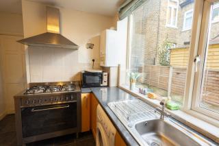 Cozy Home Close to Queens Hospital with High Speed WiFi and Tumble Dryer - 3