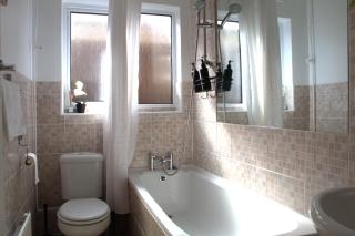 Stylish Heathrow Retreat 2-Bed Near Station - 2