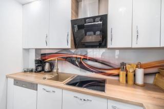 Seaside Breeze Stylish Apartment Balcony & Parking by Noclegi Renters - 4