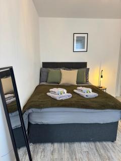 Stylish Town Centre 2 double bedroom apartment - 9