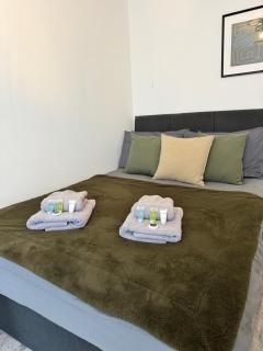 Stylish Town Centre 2 double bedroom apartment - 3