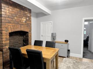 3-Bed Contractor House - 2 Bathrooms - Wi-Fi - 4