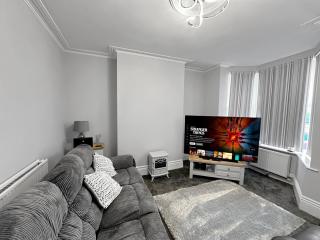 3-Bed Contractor House - 2 Bathrooms - Wi-Fi - 2
