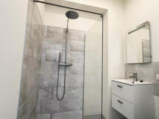 Modern private suite bathroom & shared kitchen - 3