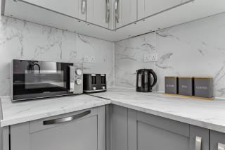 Contractor 4BR Base Large Driveway Fast Wi-Fi - 3