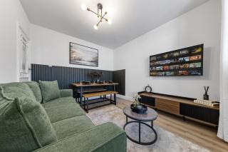 Contractor 4BR Base Large Driveway Fast Wi-Fi - 0