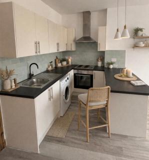 Centrally Located - 3 BR - Parking - Wi-Fi - Lockbox - 2