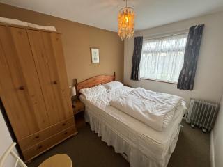 498, Three Bedroom Detached Chalet - Sleeps 6, pet friendly, FREE pool and entertainment passes included - plus WiFi, bed linen and towels included - 2