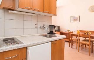 1 Bedroom Nice Apartment In Umag - 8