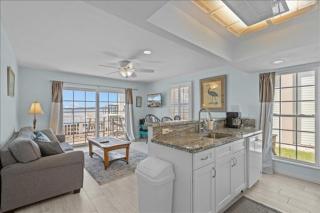 Island Place 105 Amazing Views w Waterfront Pool! - 0
