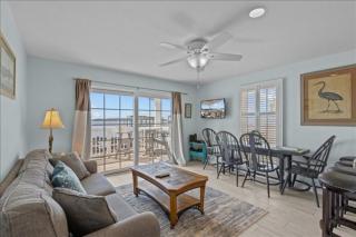 Island Place 105 Amazing Views w Waterfront Pool! - 8