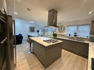 Stylish 6 Bed Home Sleeps 12 Parking NEC and JLR Nearby - 0