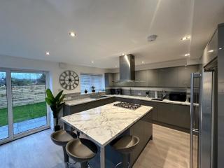 Stylish 6 Bed Home Sleeps 12 NEC, Airport Solihull - 9