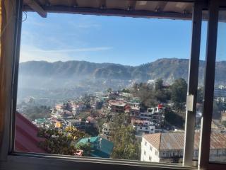 Rahul Residency Homestay- Couple&Family-prime location- Easy access to Mall Rd- WiFi- Smart TV - Kitchen- City view - 5