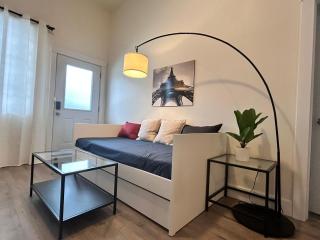 Spacious Family Suite with private Kitchenette and Laundry - 8