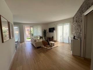Bright three-room apartment with garden - 3