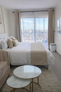 Elegant Cozy Haven with a Rooftop Pool - 0