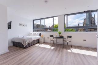 Modern & Bright Central Sheffield Studio w Views - 3