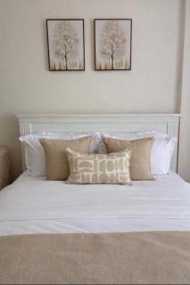 Elegant Cozy Haven with a Rooftop Pool - 9