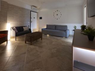APT-Large Private Terrace - Sleeps 6 - Close to Bari Airport - Spacious and Relaxing-DDN House - 4