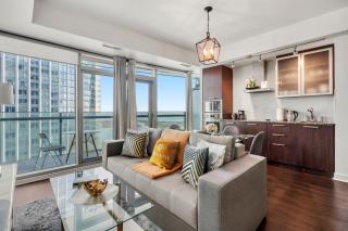 1 Bedroom & Den Condo Lake Ontario View in Downtown Toronto - 7