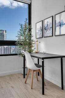 New 35th Floor DowntownFree Parking - 1