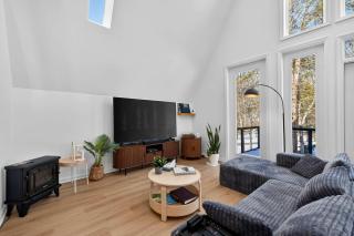 Modern Chalet w Hot Tub Deck & Loft Game Room - 9