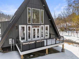 Modern Chalet w Hot Tub Deck & Loft Game Room - 0