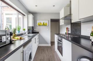 3-Bed Home Sleeps 6 2 Bathrooms - 8