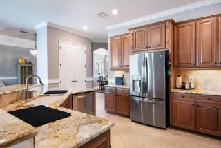 Gorgeous lakefront pool home with golf course view Birdie - 1
