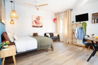Estudio nuevo para 2 personas a 20' Barcelona Centro y a 10' playa - 0
