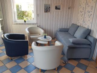 Großes, einzeln stehendes Ferienhaus "Undine", ruhige Lage, Terrasse, Parkplatz, Fahrradhäuschen abschließbar, Nähe zur Altstadt und 600 m zum Müritz - Strand - Waren - 2