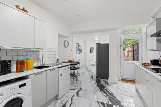 Trendy 6BR-Sleeps 10-Contractor Friendly-Parking - 6