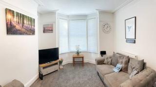 5 Bedrooms 6 TV's Free Wi-F On Road Parking - 9