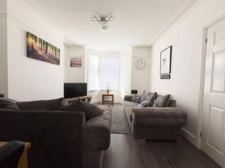 5 Bedrooms 6 TV's Free Wi-F On Road Parking - 0
