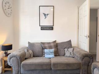 5 Bedrooms 6 TV's Free Wi-F On Road Parking - 7