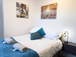 5 Bedrooms 6 TV's Free Wi-F On Road Parking - 2