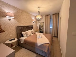 Captain Emo City Apartments - 1