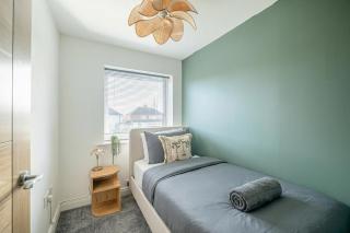 Perfect Booking 4 Bed Home in Swindon - 5