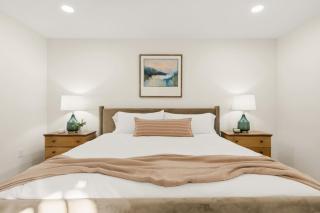 Royal Inn-KING-Lux Amenities-Fast WiFi-Balcony - 9