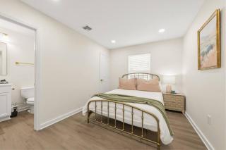 Royal Inn-KING-Lux Amenities-Fast WiFi-Balcony - 5