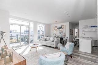 Lake Simcoe Stays - Friday Harbour's Official Rental Program - Magnolia Suite - 0