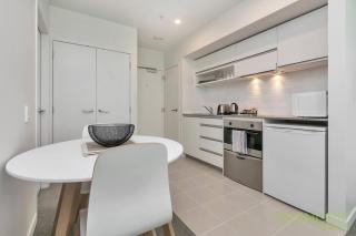 Cosy 1 Bed Apartment in Lighter Quay with Parking - 4