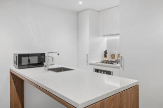 Amazing 1 Bedroom with Resort Style Pool and Gym - 3