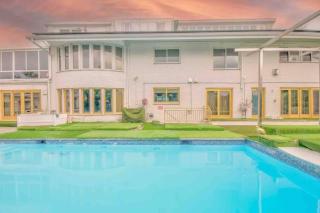 Bayside Queens 6BR Gated Home with Private Heated Pool Game Room and Water Views - 4