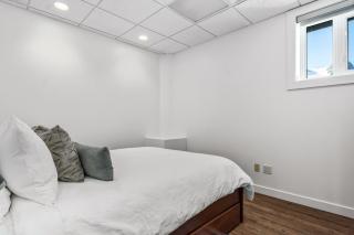 Mountain Loft Retreat, central and modern 1-Bed, steps from Downtown - 8