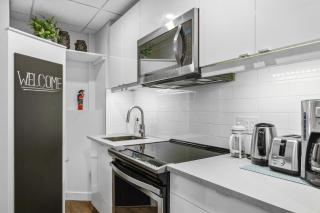 Mountain Loft Retreat, central and modern 1-Bed, steps from Downtown - 3